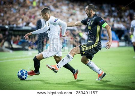 VALENCIA, SPAIN - SETEMBER 19: (L) Rodrigo and Chiellini during UEFA Champions League match between Valencia CF and Juventus at Mestalla Stadium on September 19, 2018 in Valencia, Spain