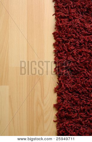 Tappeto rosso birichino sul pavimento laminato