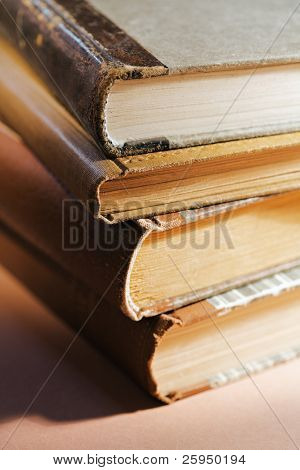 Pila di vecchi libri. Breve profondità di campo.