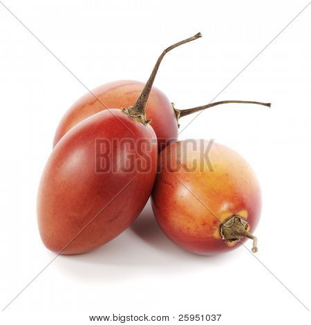 Trzy Cyfomandra grubolistna owoce na białym cieniem.