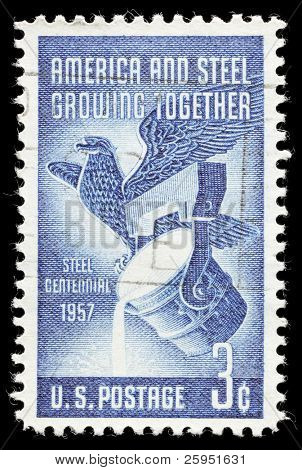 USA - เซอร์กา 1957: ฉลองเซนเทนเนียลอุตสาหกรรมเหล็กแสตมป์การที่ระลึก เซอร์กา 1957 ในสหรัฐอเมริกา