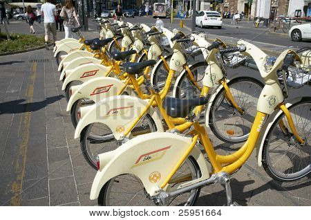 Milão, Lombardia, Itália - 25 de maio: Compartilhamento de bicicleta oferece os cidadãos e turistas acesso de baixo custo para f
