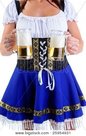 Smuk kvinde iført en traditionel Dirndl kostume til Oktoberfest fester holder to øl S