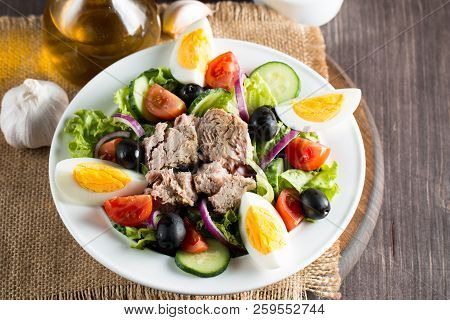 Fresh Fish Tuna Salad Made Of Tomato, Ruccola, Tuna, Eggs, Arugula, Crackers And Spices. Caesar Sala