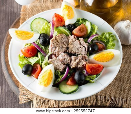 Fresh Fish Tuna Salad Made Of Tomato, Ruccola, Tuna, Eggs, Arugula, Crackers And Spices. Caesar Sala