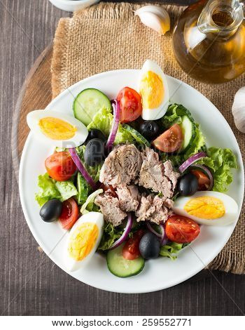 Fresh Fish Tuna Salad Made Of Tomato, Ruccola, Tuna, Eggs, Arugula, Crackers And Spices. Caesar Sala