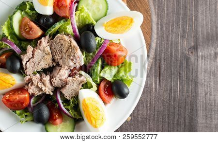 Fresh Fish Tuna Salad Made Of Tomato, Ruccola, Tuna, Eggs, Arugula, Crackers And Spices. Caesar Sala