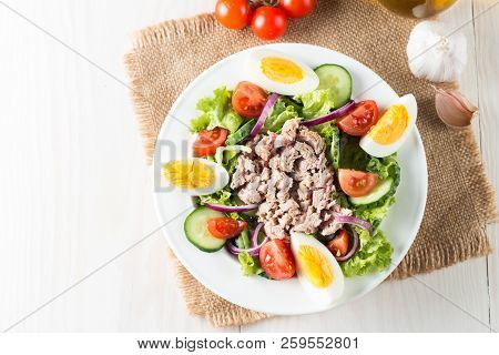 Fresh Fish Tuna Salad Made Of Tomato, Ruccola, Tuna, Eggs, Arugula, Crackers And Spices. Caesar Sala