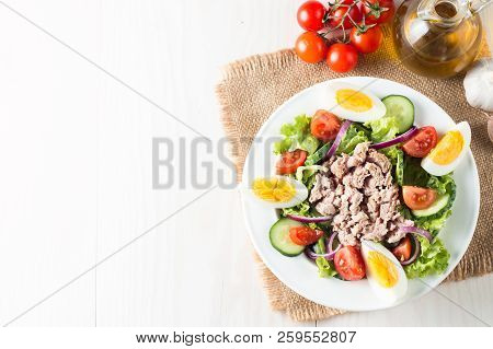 Fresh Fish Tuna Salad Made Of Tomato, Ruccola, Tuna, Eggs, Arugula, Crackers And Spices. Caesar Sala