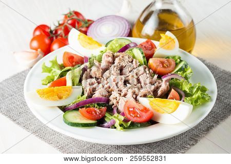 Fresh Fish Tuna Salad Made Of Tomato, Ruccola, Tuna, Eggs, Arugula, Crackers And Spices. Caesar Sala