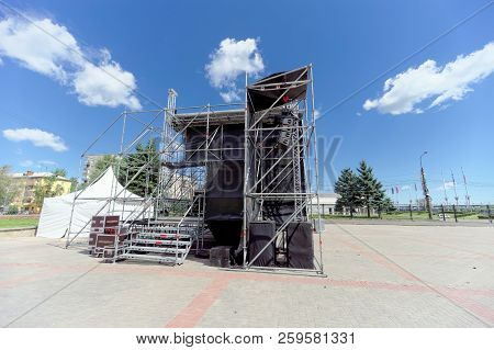 Nizhny Novgorod, Russia. - June 21.2018. The Assembly Of The Temporary Stage For The Performance Of 