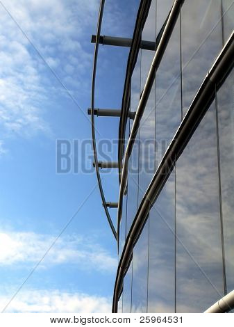 Detaljer af skyskraber og blå himmel