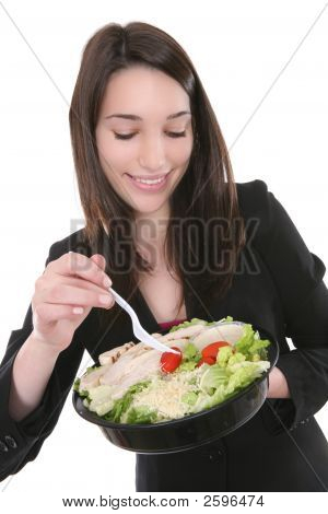 Donna mangia insalata