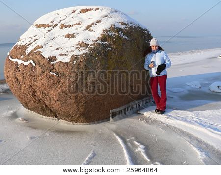 Grossa pietra, litle girl e inverno