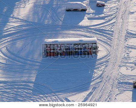 Luftaufnahme der Bus in schweren Schnee
