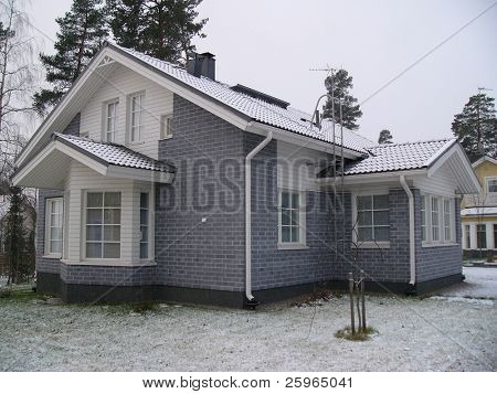 neues Haus in nordischen Ländern von Schneefall