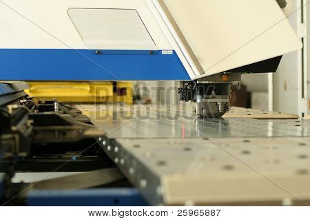 Vysoká přesnost plechu CNC lisování a děrování stroje.