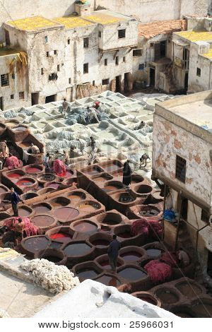 Prastaré tradice, kožené taning funguje v Fez, Maroko