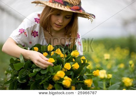 แห่งสวน - สาวดอกไม้เตียงกับ bouguet กุหลาบสีเหลือง