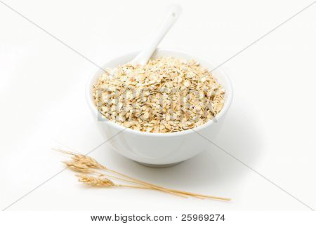 Gachas de avena sobre un fondo blanco