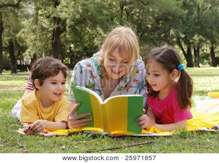 Çocuklar için bir glade Park kitap ablası okur