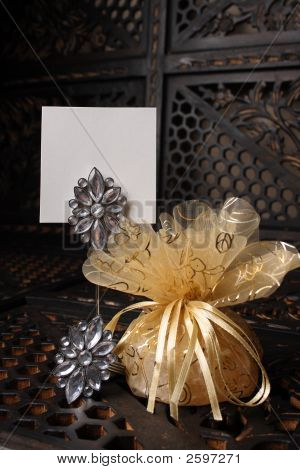 Favor dourado com cristais