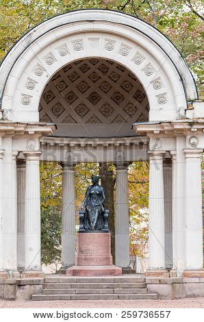 Pavlovsk, Russia October 23, 2017: Monument To Empress Maria Fedorovna In Rossi Pavilion In Pavlovsk