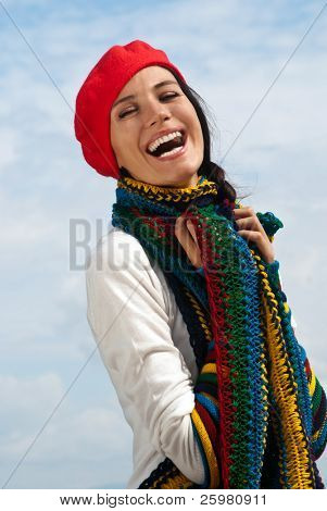 Dziewczyna w czerwony beret z nieba