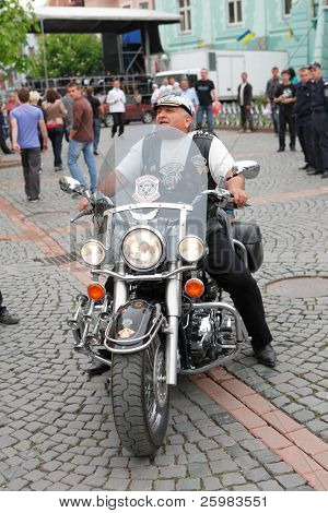 MUKACZEWO, na Ukrainie - może 1: Niezidentyfikowane uczestnicy docierają International rowerzystów Zakaukazie