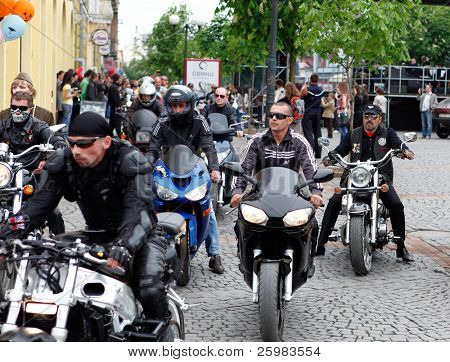 MUKACZEWO, na Ukrainie - może 1: Niezidentyfikowane uczestnicy docierają International rowerzystów Zakaukazie