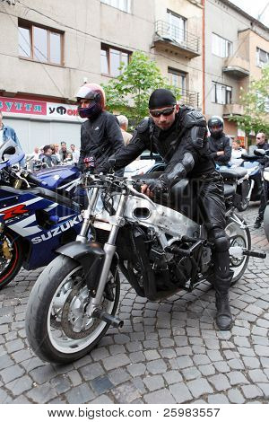 MUKACZEWO, na Ukrainie - może 1: Niezidentyfikowane uczestnicy docierają International rowerzystów Zakaukazie