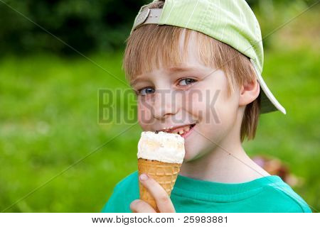 Portret chłopca, jedzenie smaczne lody