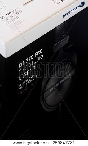 Beyerdynamic Circumaural Head Phones, For Mixing, Mastering, Monitoring (closed) In Original Box, Cl