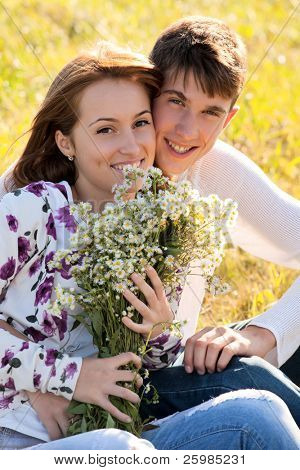 Lásky a náklonnosti mezi mladý pár v parku na podzim