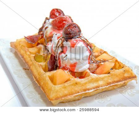 바닐라 아이스 크림 코팅 딸기와 waffle 및 cocollate