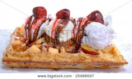 바닐라 아이스 크림 코팅 딸기와 waffle 및 cocollate