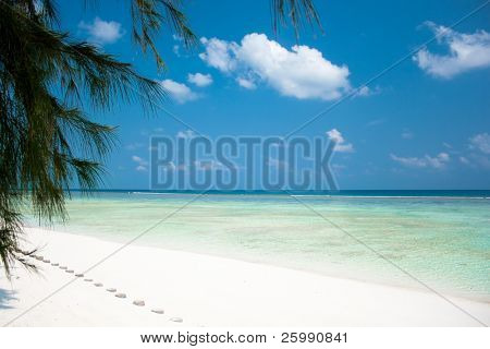  schönen tropischen Strand und schöne weiße Wolken gegen blauen Himmel auf der Agatti island
