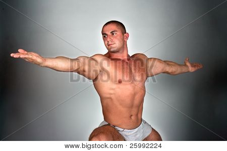 man tut ein Virabhadrasana (Variante), Studioaufnahme