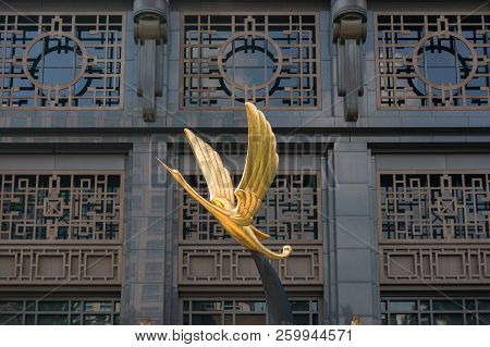 Singapore, Singapore - August 23, 2013: Parkview Square With Office Building And Statue Of Golden Bi