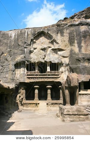 Eingang und Elefanten-Statue in die Jain Temple (Indra Sabha). Höhle Nummer 32, Ellora Höhlen, in der Nähe von ein