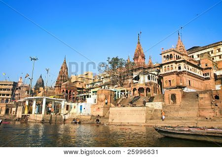 VARANASI, Hindistan - 14 Şubat: Manikarnika ghat kutsal Varanasi, U Ganj Nehri kıyısındaki