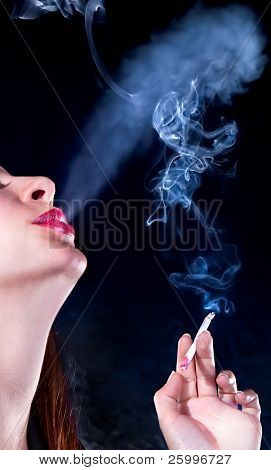 Business Woman with Zigarette .photo Sitzung im Studio auf dunklem Hintergrund isoliert hautnah