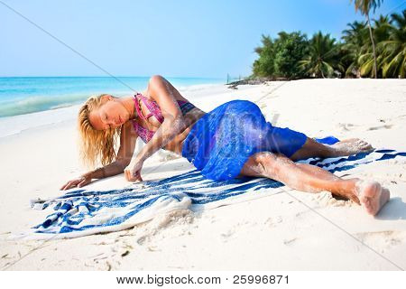 Hellen Foto eines schönen Modells Entspannung an einem tropischen Strand, Agatti, Indien