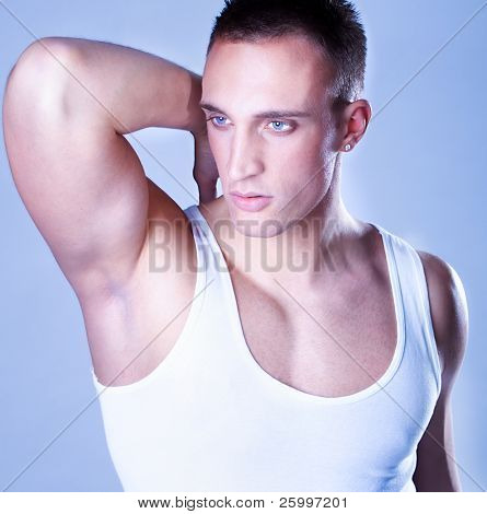 Un hombre Europeo moda vestidos con camiseta. Estudio de tiro