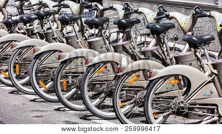 Paris, France - June 16, 2017: Some Bicycles Of The Velib Bike Rental Service. With The Bicing Shari