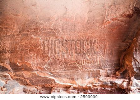 Inscrição de rock nabateu antiga em Khazali Canyon, início escritura árabe. Wadi Rum, Jordânia