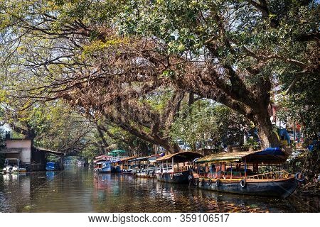 Alapuzha, Kerala, India-february 4, 2019. A Pleasure Boat And House-boat On The Seaweed-covered Rive