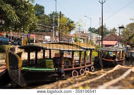 Alapuzha, Kerala, India-february 4, 2019. A Pleasure Boat And House-boat On The Seaweed-covered Rive