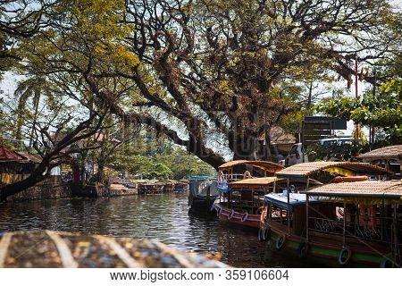 Alapuzha, Kerala, India-february 4, 2019. A Pleasure Boat And House-boat On The Seaweed-covered Rive