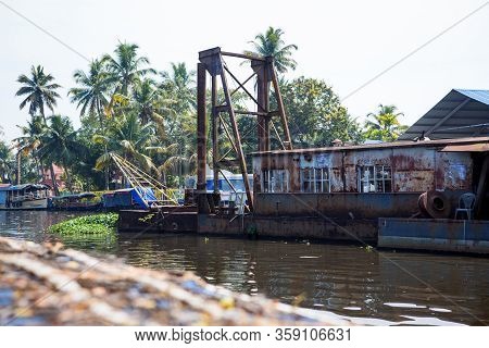 Alapuzha, Kerala, India-february 4, 2019. A Pleasure Boat And House-boat On The Seaweed-covered Rive